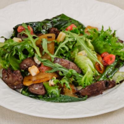 Теплый салат с куриной печенью и грушей в Паста Фэмили по цене 640 ₽