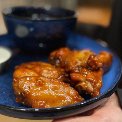 Куриные крылья BBQ в Чили Gurman Сlub по цене 590 ₽