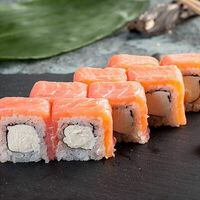 Ролл Филадельфия с копченым лососем в СушиNet