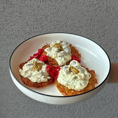 Картофельный драник с говяжьим языком в сливочном соусе в Гости, бистро по цене 550 ₽