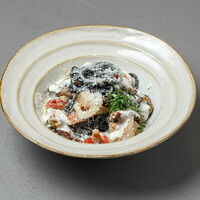 Черная сливочная паста с морепродуктами в Диккенс