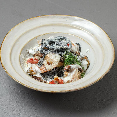 Черная сливочная паста с морепродуктами в Диккенс по цене 790 ₽