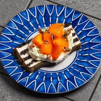 Черемуховый медовик с сезонной хурмой в Дзеими по цене 528 ₽