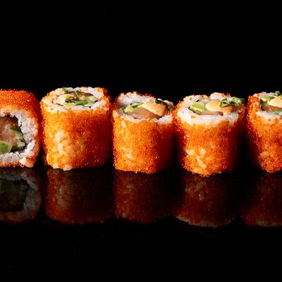 Ролл Калифорния с лососем в МОМО по цене 2360 ₽