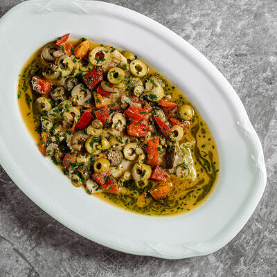 Филе камбалы, томленное в белом вине, томаты, каперсы в 19 по цене 1287 ₽