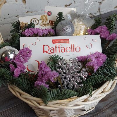 Новогодняя подарочная корзина №14 в Buketonline - Съедобные букеты и клубника в шоколаде по цене 7150 ₽