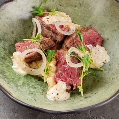 Рваная говядина с печеным картофелем в ресторан 