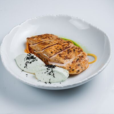 Куриная грудка с пряным крем-муссом в Кайфын по цене 650 ₽