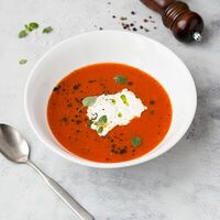 Томатный суп с сыром буратта в Zest Coffee & Wine