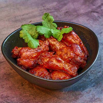 Куриные крылья BBQ в Heroes по цене 590 ₽