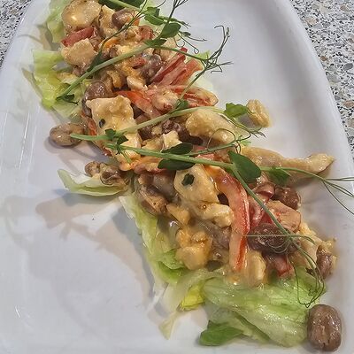 Теплый салат с курицей в Старый Амбар по цене 389 ₽