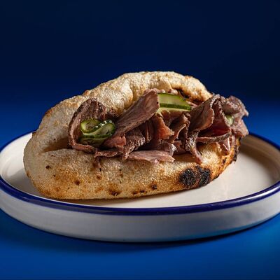 Флэтбред, пастрами говядина, маринованный огурецв Mates Pizza по цене 1150 ₽