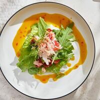Салат с крабом, томатами и гуакамоле в True Crab