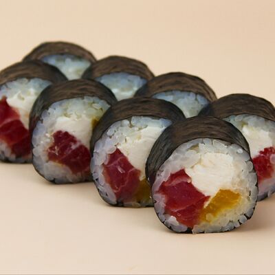 Ролл с тунцом и такуаном в Суши Сэгун и роллы по цене 489 ₽