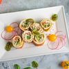 Омлетный ролл с филе лосося, микс салатов, творожным сыром и соусом Птер в Topfoodcafe по цене 442