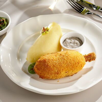 Котлета по-киевски с картофельным пюре и грибным соусом в Кукумбер по цене 690 ₽