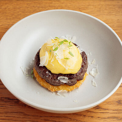 Бифштекс с яйцом пашот и хашбрауном в Riesling Boyz по цене 930 ₽