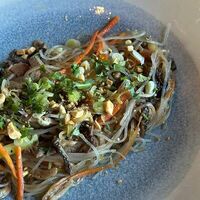 Тёплый салат с фунчозой, говядиной и сморчками в More More