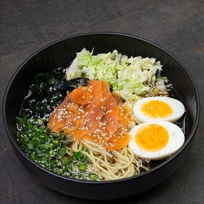 Рамен с лососем в Pho Tom по цене 690 ₽