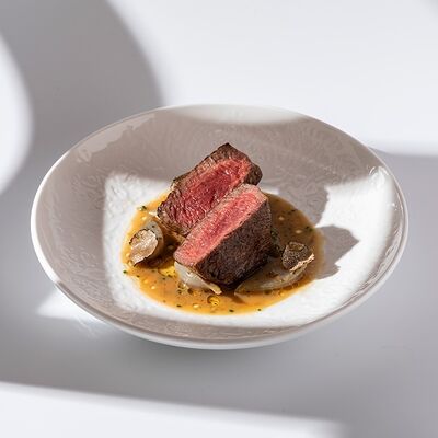 Филе миньон с обожженным луком порей в Ribambelle по цене 5400 ₽