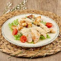Цезарь с куриной грудкой в Чашка