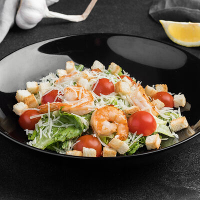 Салат Цезарь с креветками в Vkus Land по цене 410 ₽