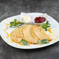 Блины со сметаной и джемом в Лабиринт