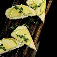 Брускетта с грушей и соусом дорблю в VinBurger