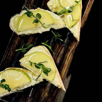 Брускетта с грушей и соусом дорблю в VinBurger по цене 420 ₽