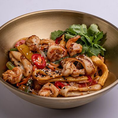 Удон с креветками и кальмаром в соусе том ям в Thai Food by Gaijin по цене 590 ₽