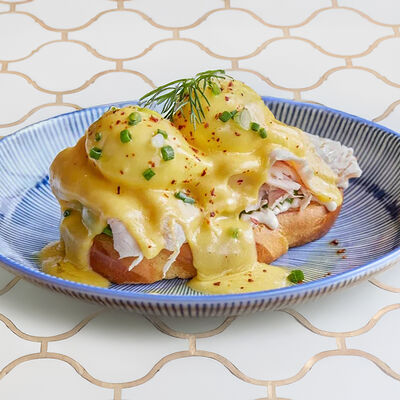 Бенедикт на хале с индейкой в Maroon по цене 1390 ₽