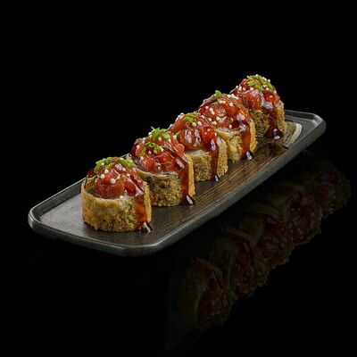 Темпура ролл с камчатским крабом и тунцом в Koi sushi bar по цене 2190 ₽