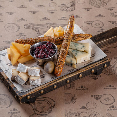 Ассорти из фермерских сыров в Braubauer по цене 890 ₽