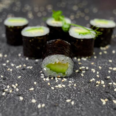 Маки с авокадо в Restobar Первый & Ресторан доставки Личный повар по цене 199 ₽