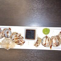 Жареный фирменный ролл в Two Rabbits