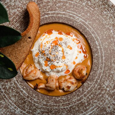 Деревенские щи с таежным папоротником и подкопченной говядиной подаем со сметаной в Ресторан Строгов по цене 610 ₽