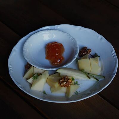 Сет из фермерских сыров из нашей сыроварни в 12 kitchen & wine по цене 1110 ₽