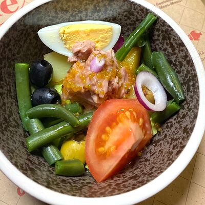 Салат с тунцом в Кафе Mister & Missis Grille по цене 170 ₽