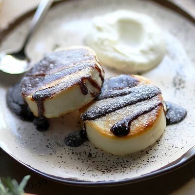 Сырники с шоколадным топпингом в LOFT по цене 400 ₽