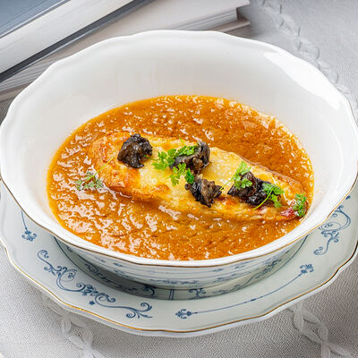 Лионский луковый суп с французским багетом и виноградными улитками в Lores по цене 695 ₽