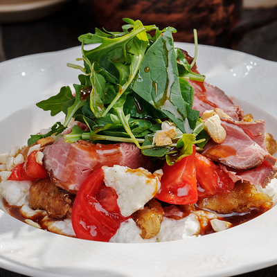 Салат с вешенками хрустящими, ростбифом, копченым сливочным муссом в Съели Сумели по цене 1000 ₽