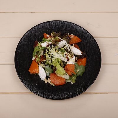 Теплый салат из тыквы с творожным сыром и вялеными томатами в Double Coffee по цене 3850 ₸
