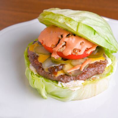 Бургер Red Cup в листьях салата в Red Cup iMall по цене 830 ₽