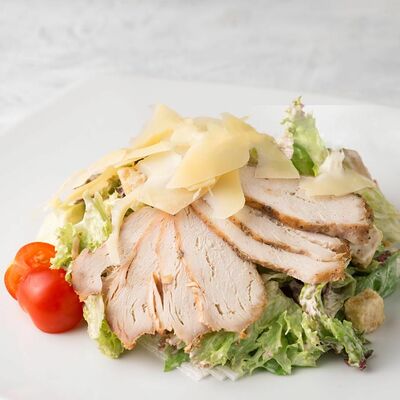 Салат Цезарь с курицей в Кафе-пиццерия Pepperoni по цене 490 ₽