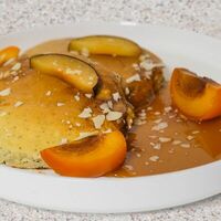 Маковые панкейки с кокосовой карамелью в Мера кофе
