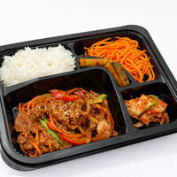 Сет с острой свининой Чеюк в Kimbox - Корейская кухня