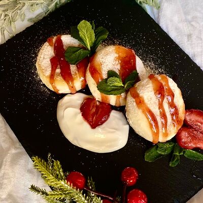 Сырники творожные со сметаной и клубничным джемом в Вкус кофе по цене 355 ₽
