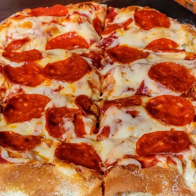 Пицца пепперони в Три бобра по цене 620 ₽