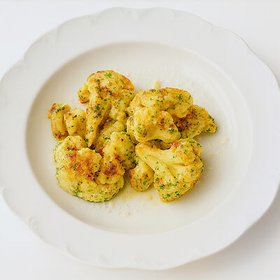 Запеченная цветная капуста с соусом из анчоусов в Probka по цене 1620 ₽