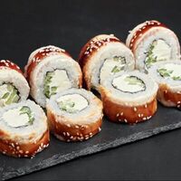 Филадельфия с угрем в WOW SUSHI